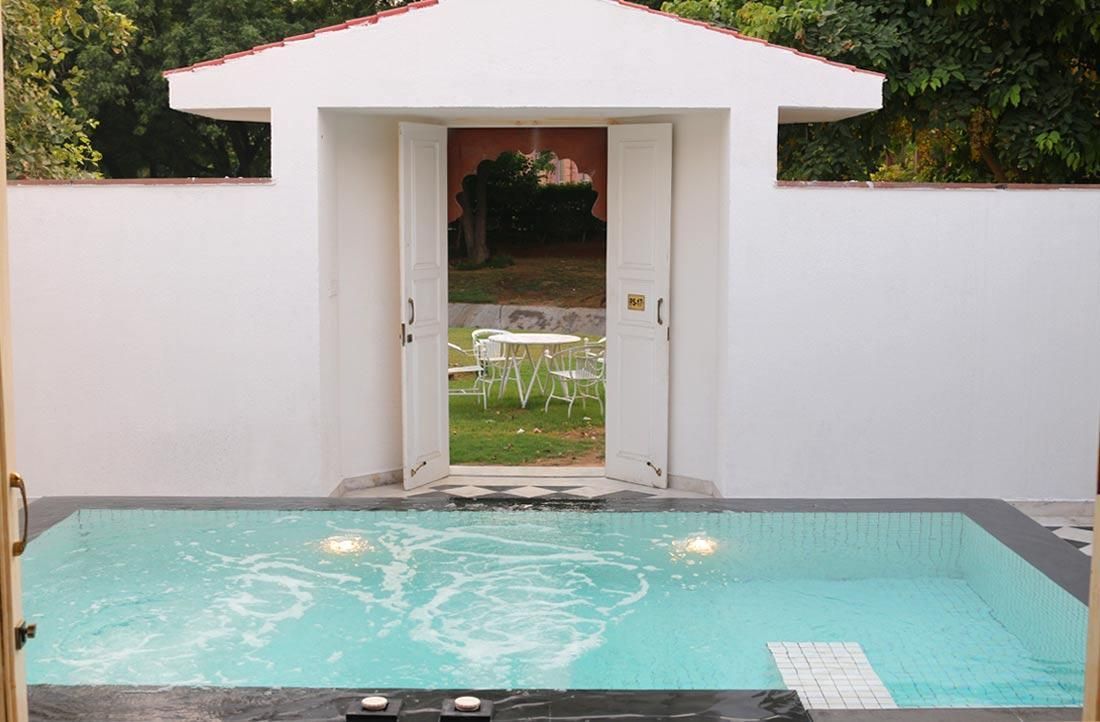 swimming pool [outdoor]