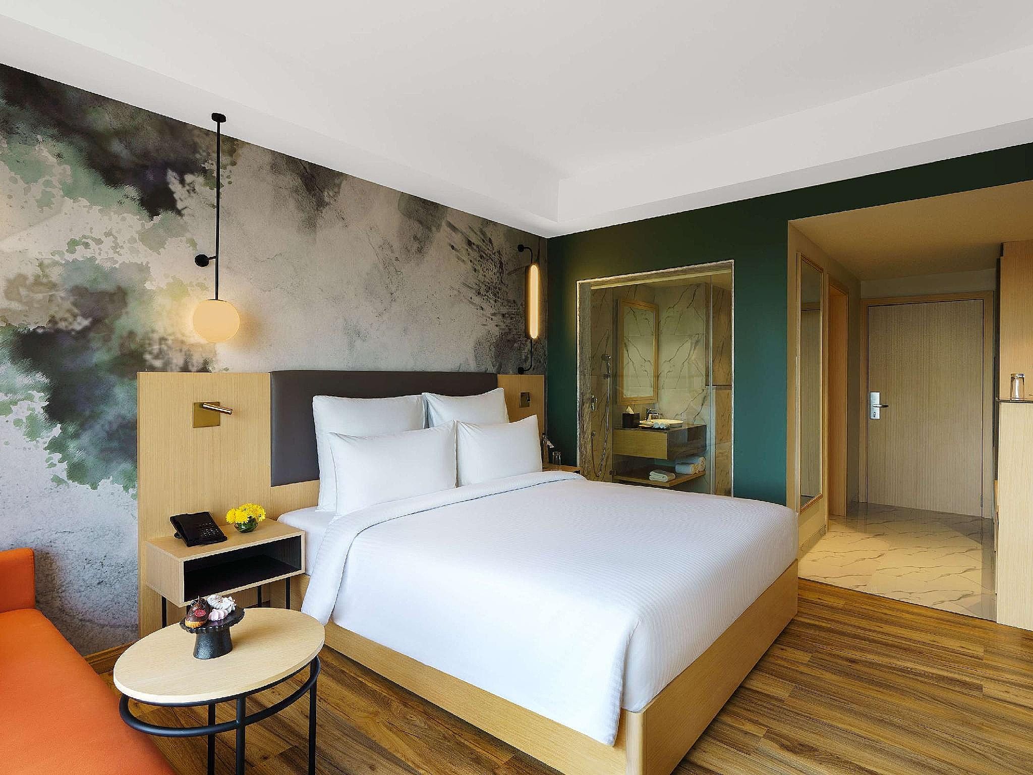 Executive Non Smoking Room with 1 double bed, Pool side