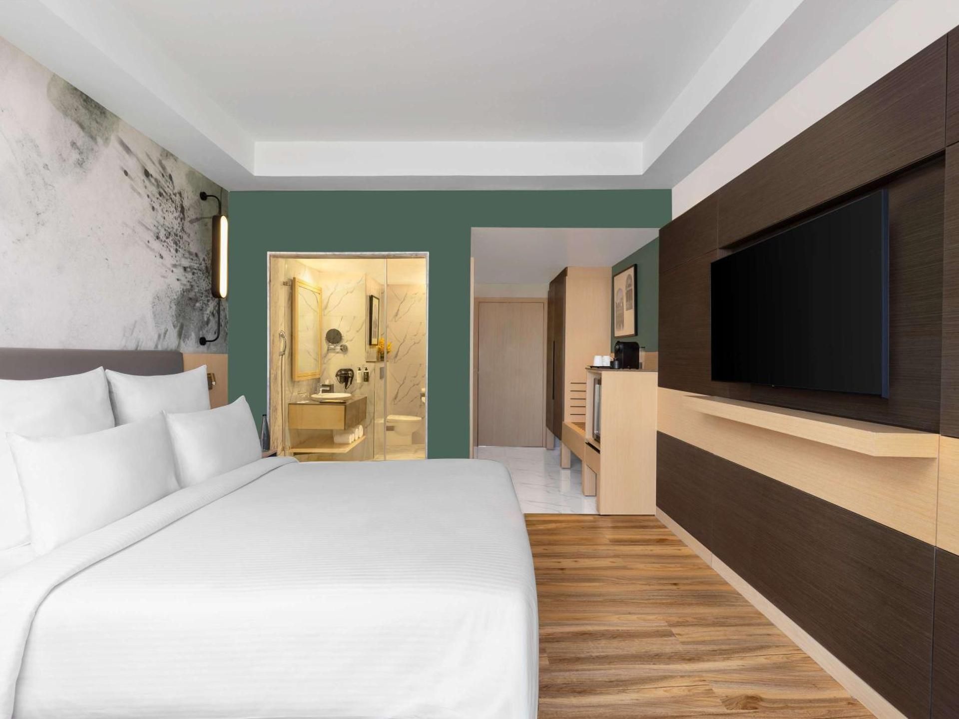 Superior Non Smoking Room with 1 double bed, Pool side