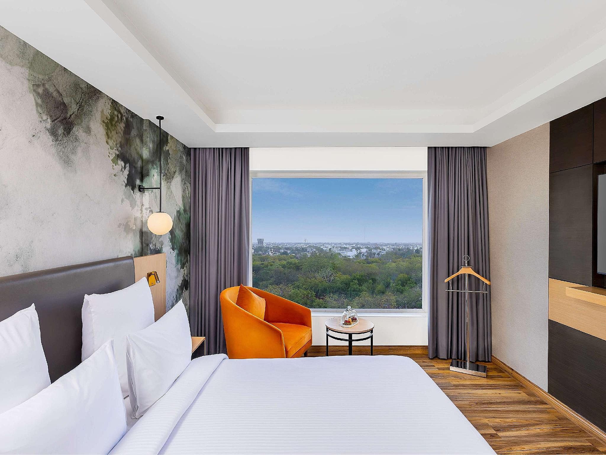 Executive Non Smoking Suite with 1 double bed, City Side