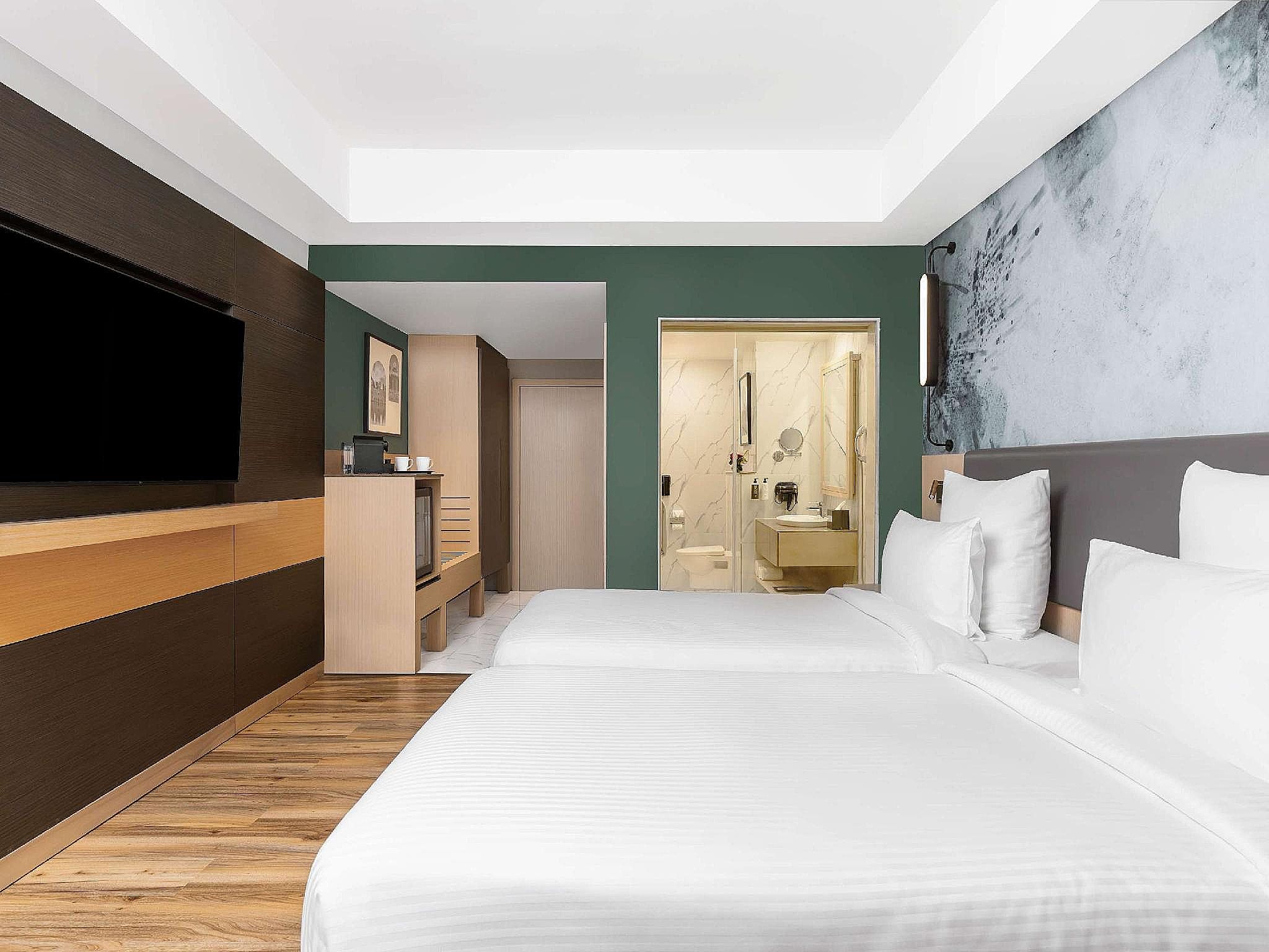 Executive Non Smoking Room with 2 single beds Pool side