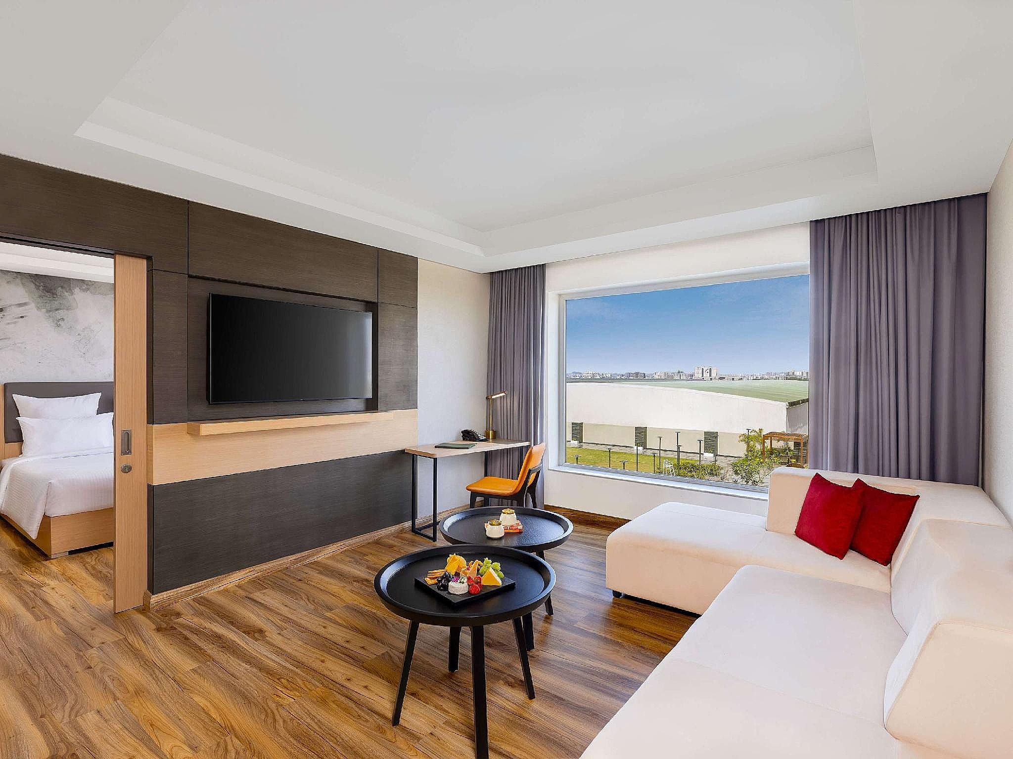 Executive Non Smoking Suite with 1 double bed, City Side