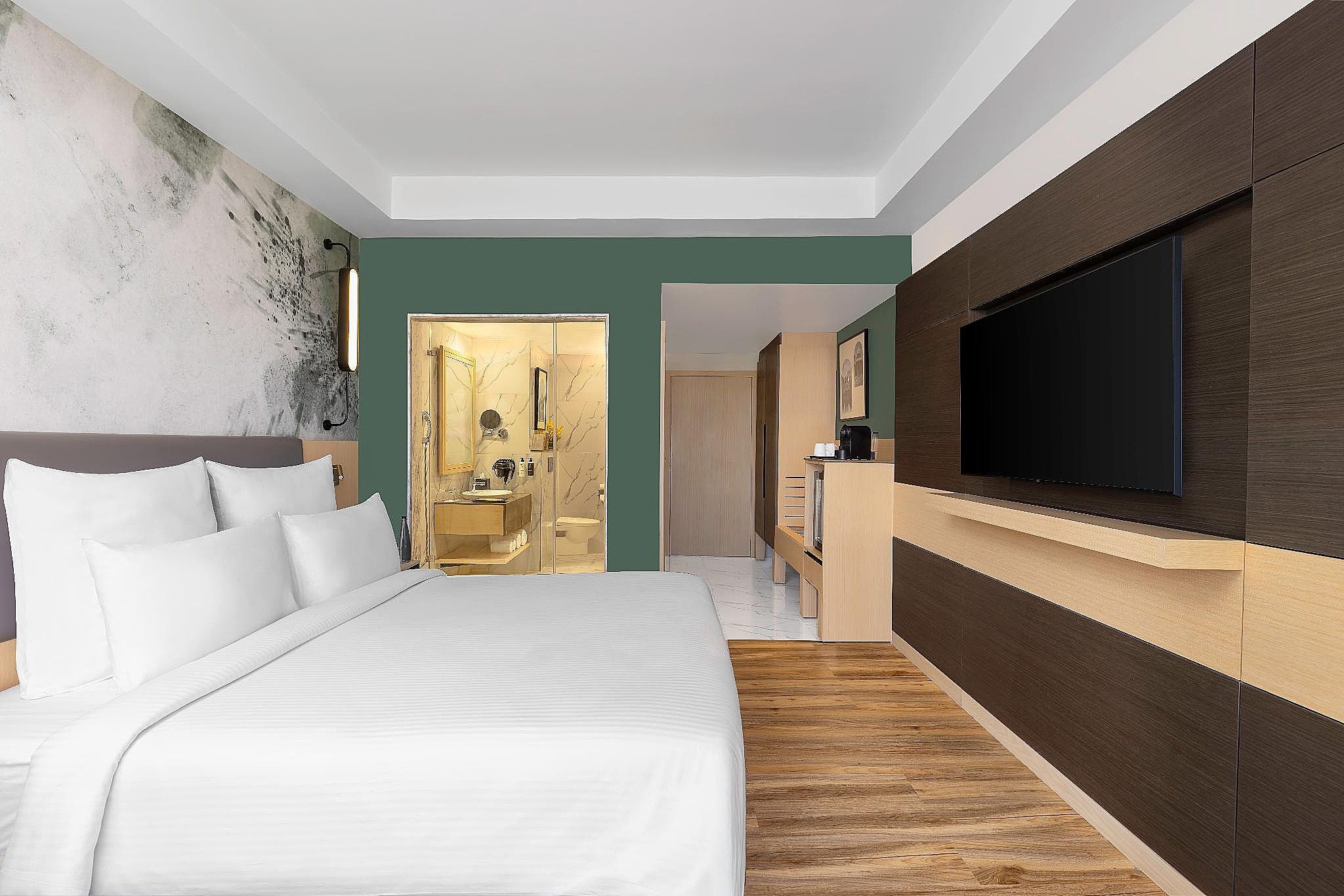 Executive Non Smoking Room with 1 double bed, Pool side