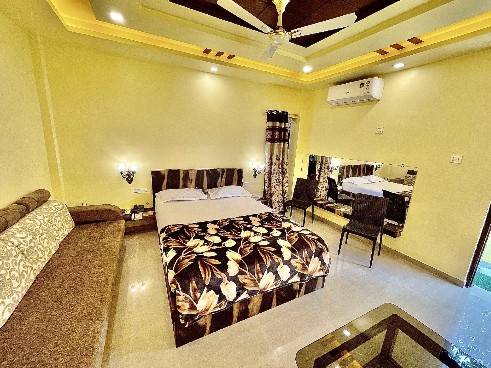 Deluxe Family Room with Window