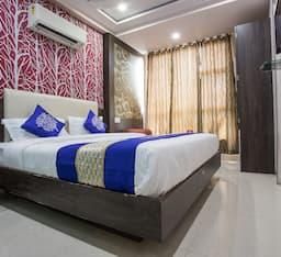Hotel Aamantran Avenue Deluxe Double Room - Special Offer