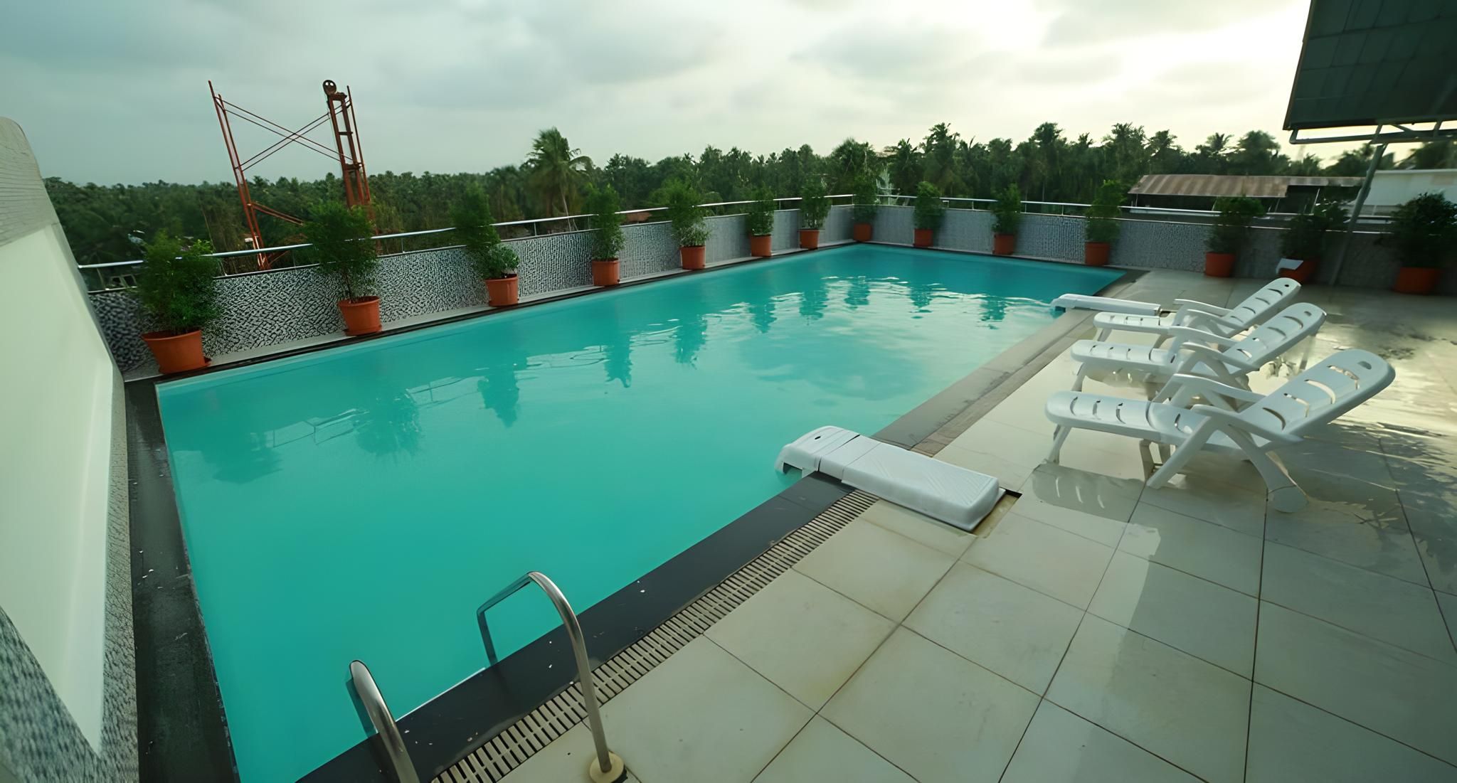 swimming pool [outdoor]