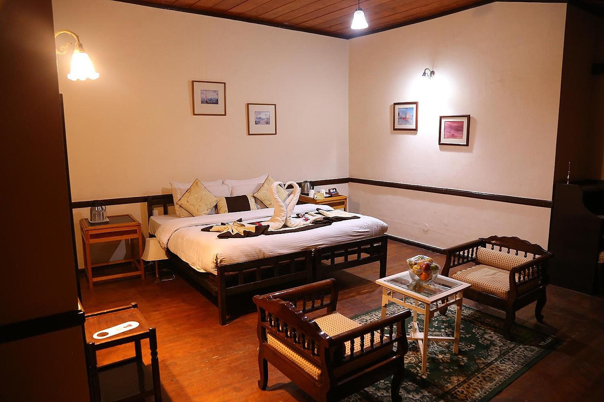 Hotel Springfield's Deluxe Room with Breakfast & Dinner 4