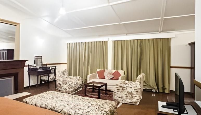 Hotel Springfield's Deluxe Room with Breakfast & Dinner 5