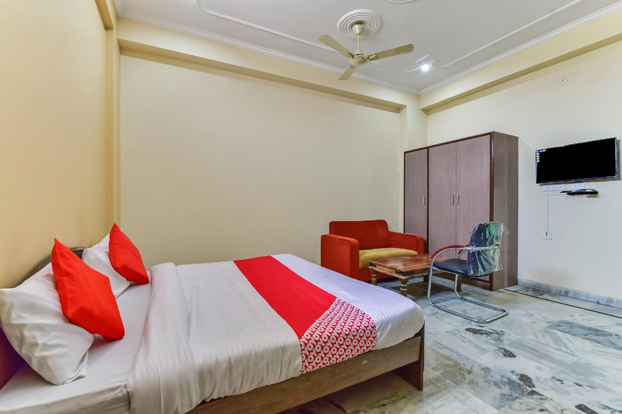 Hotel O S R
