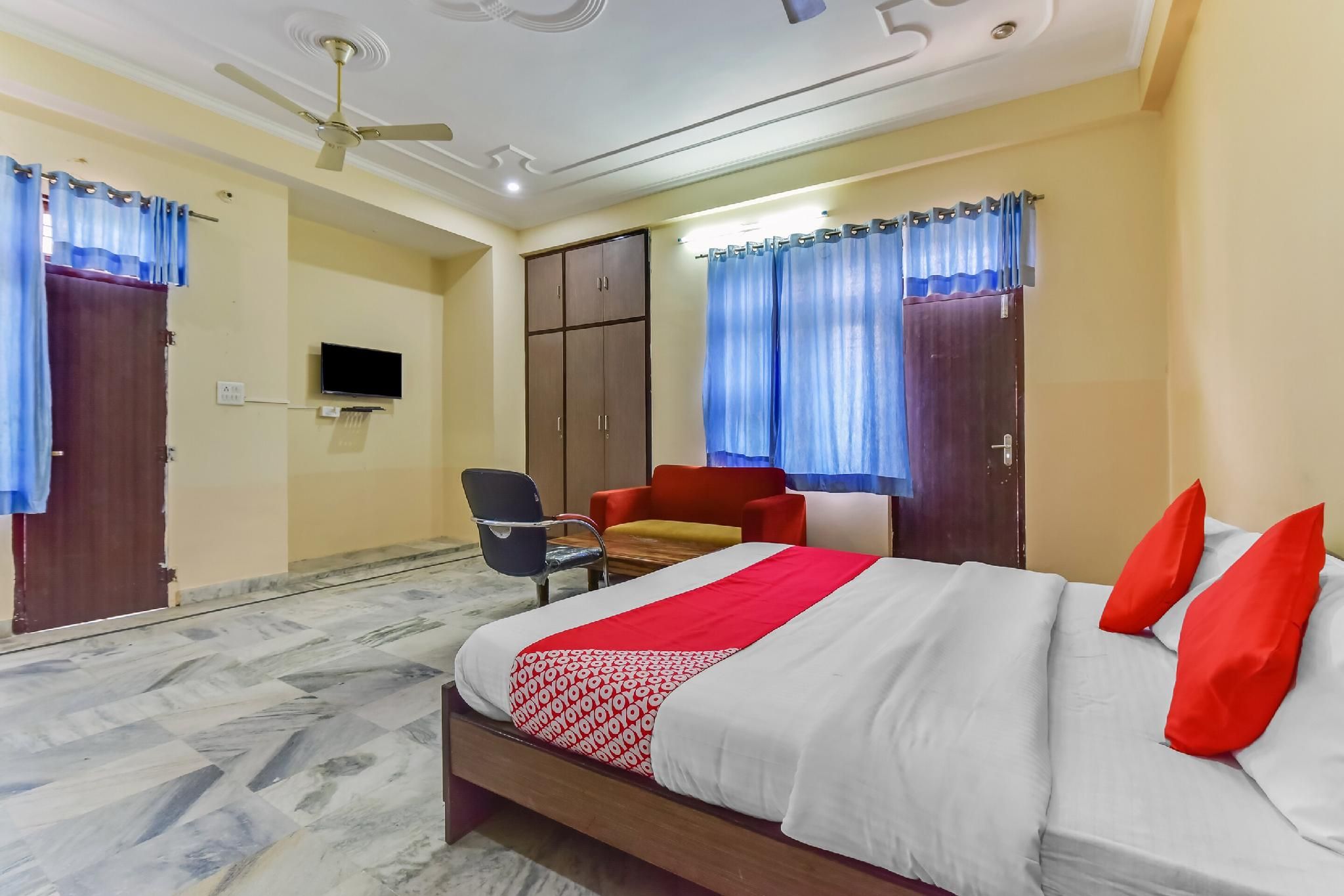 Hotel O S R