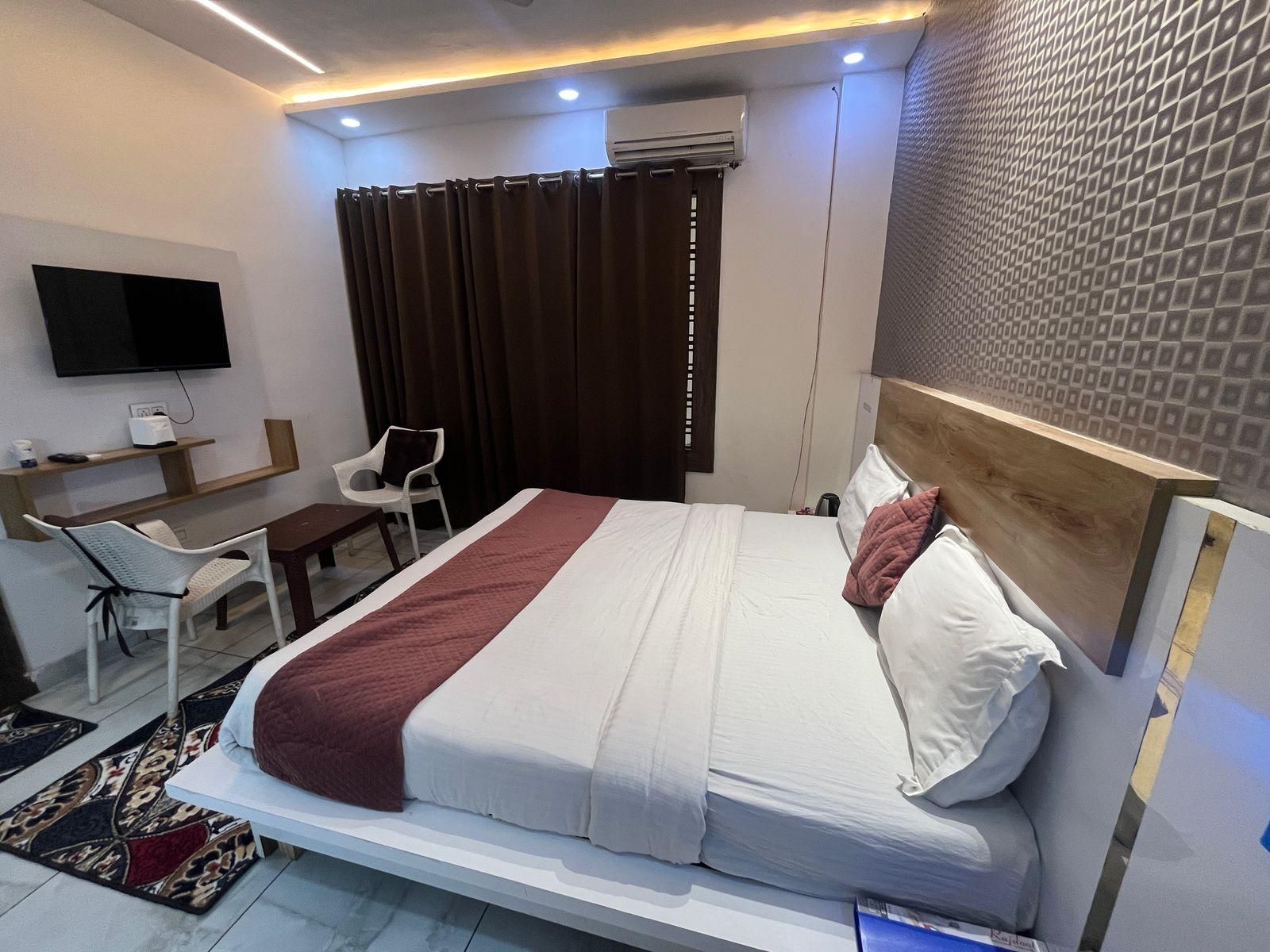 THE DIVINE Super Deluxe