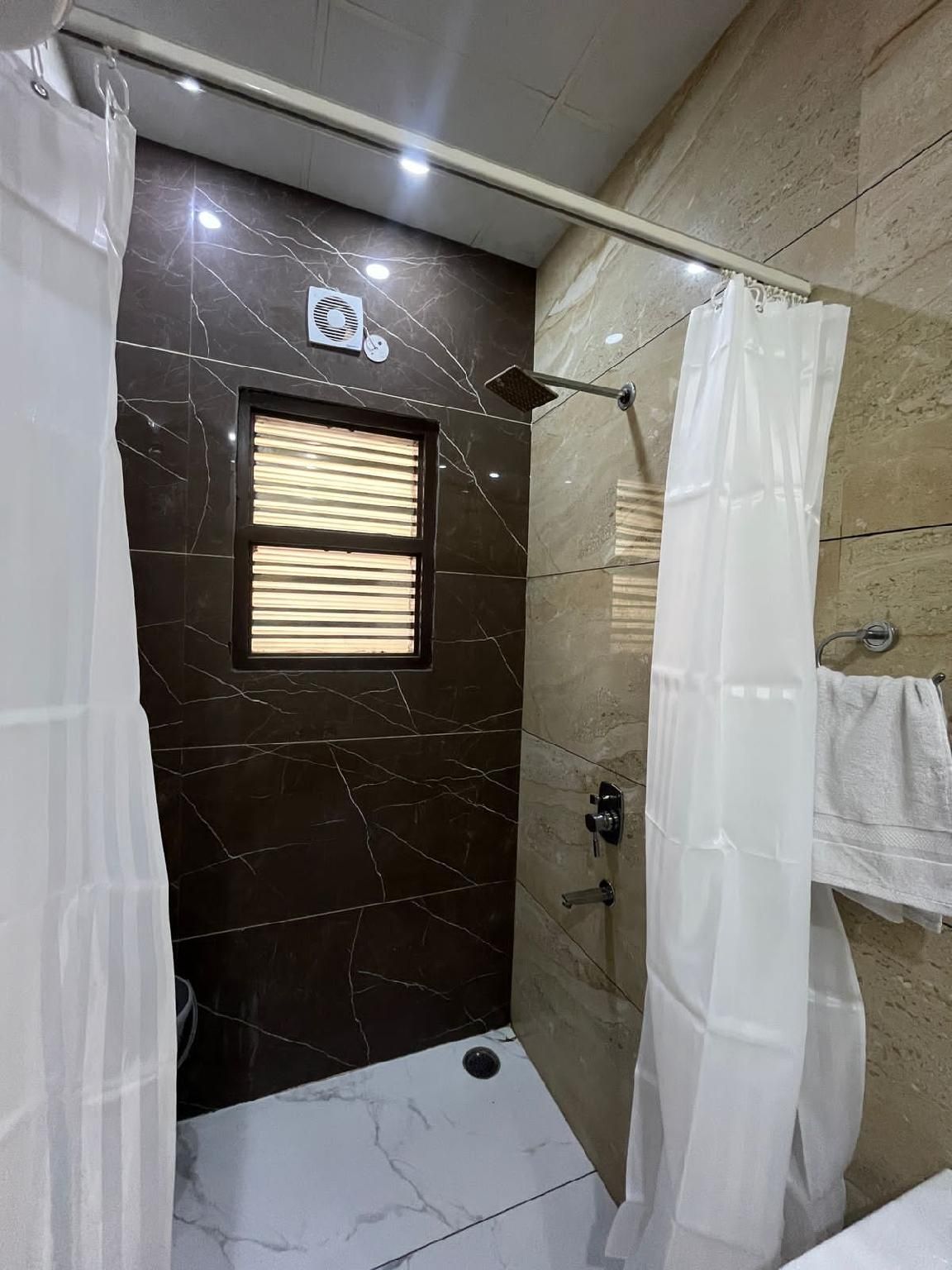 THE DIVINE Super Deluxe 2