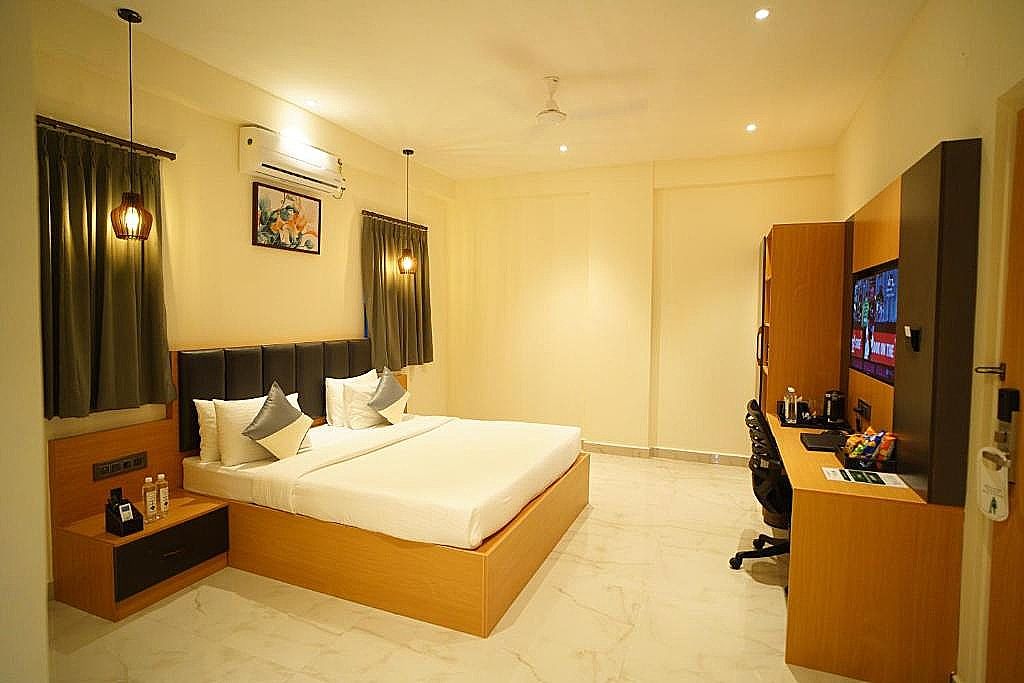 Emerald Urban Comforts Deluxe Room 2