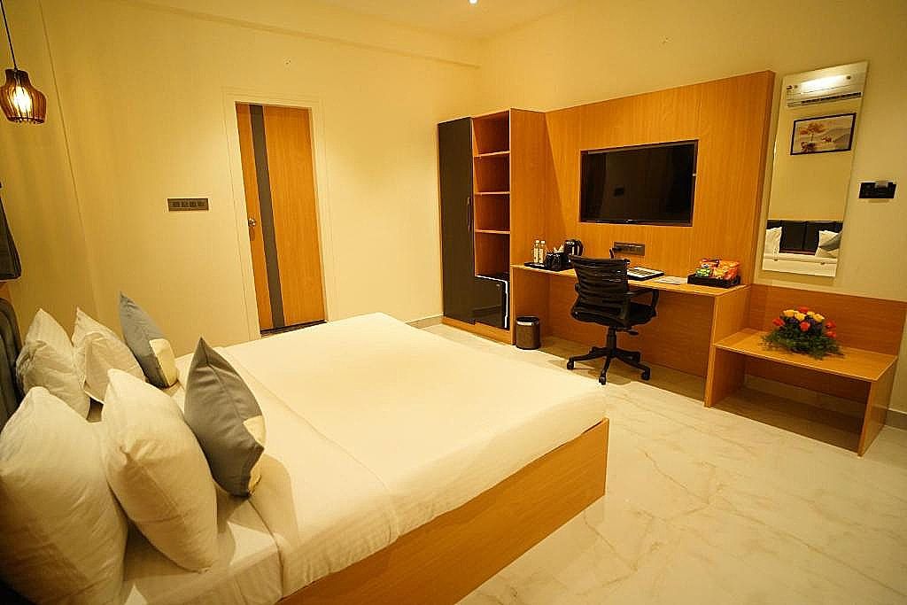 Emerald Urban Comforts Deluxe Room 5
