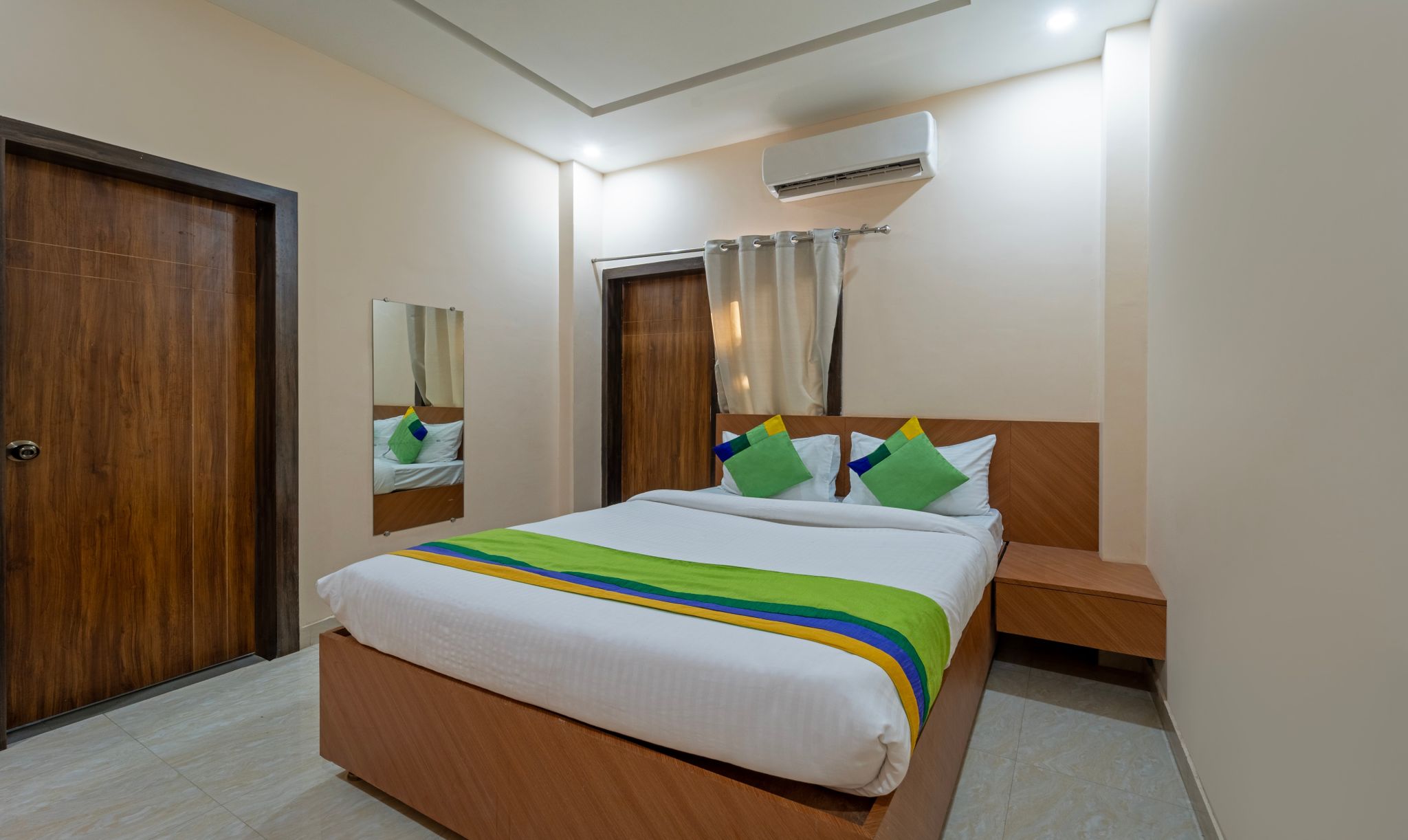 Treebo Raj Palace Standard Double Room 4