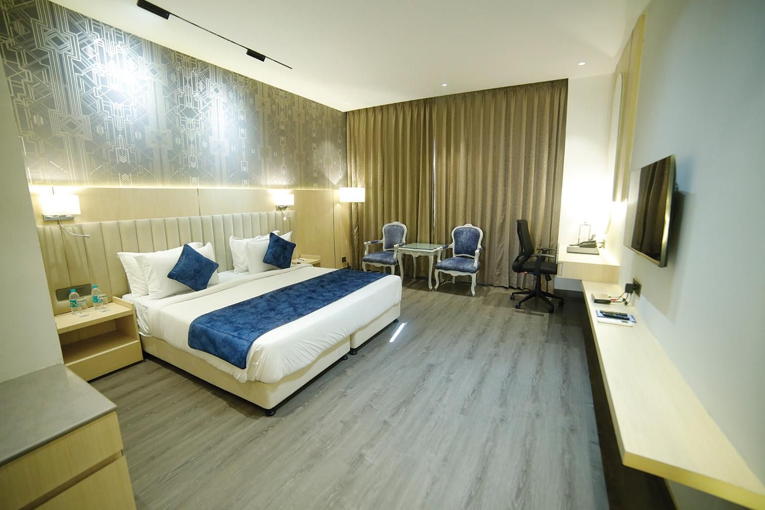 1 Queen Bed and 2 Twin Beds, Efficiency, Non-Smoking