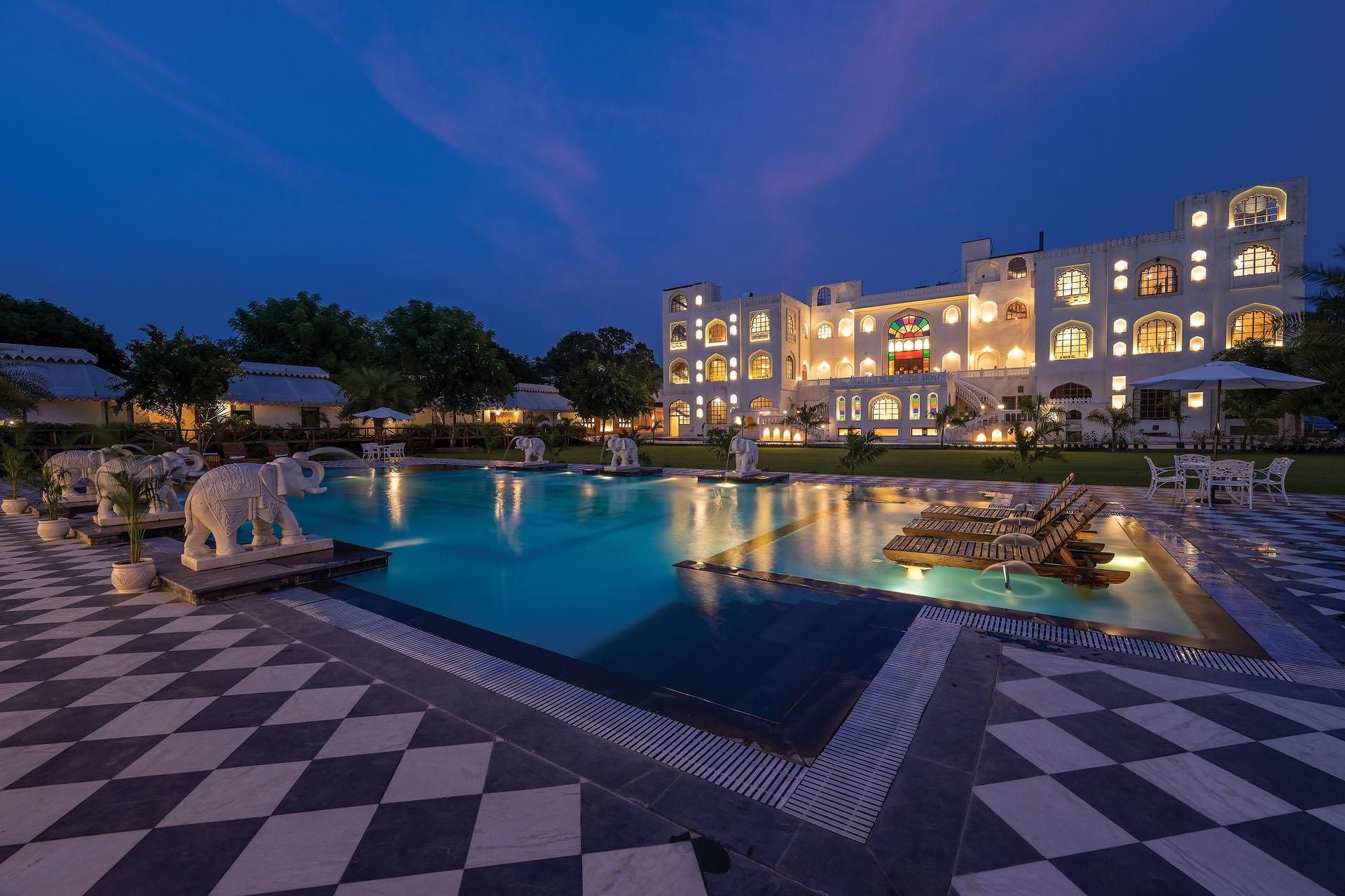 swimming pool [outdoor]