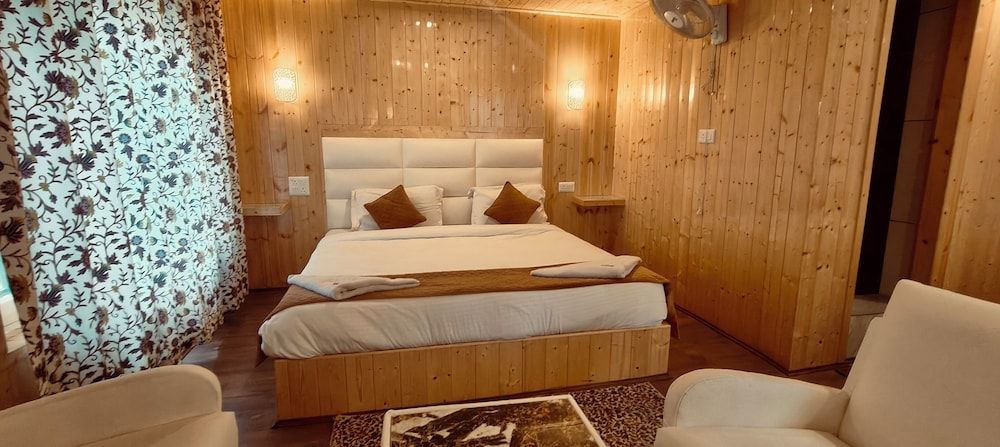 Brown Palace Premium Room 2