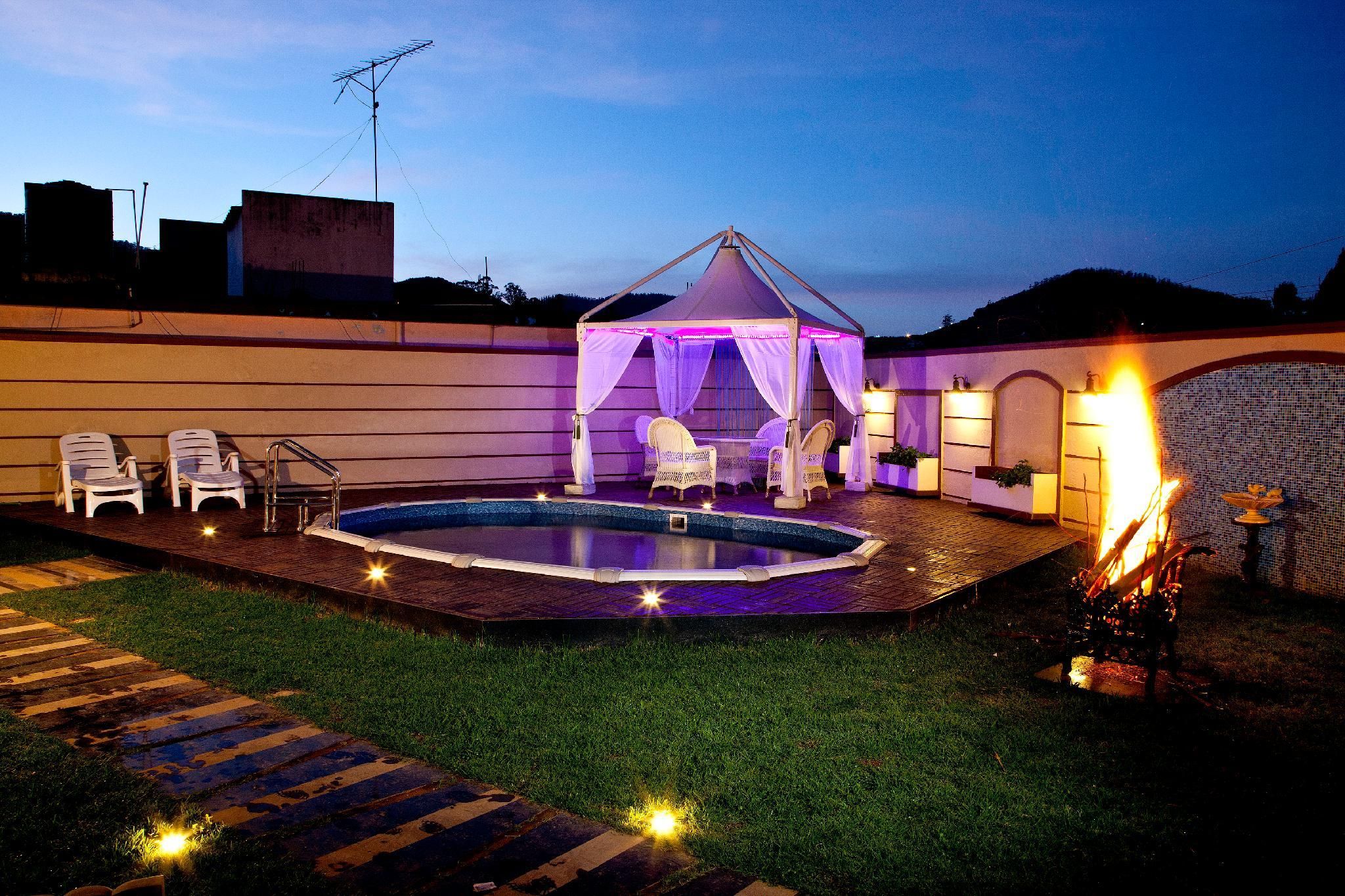 swimming pool [outdoor]