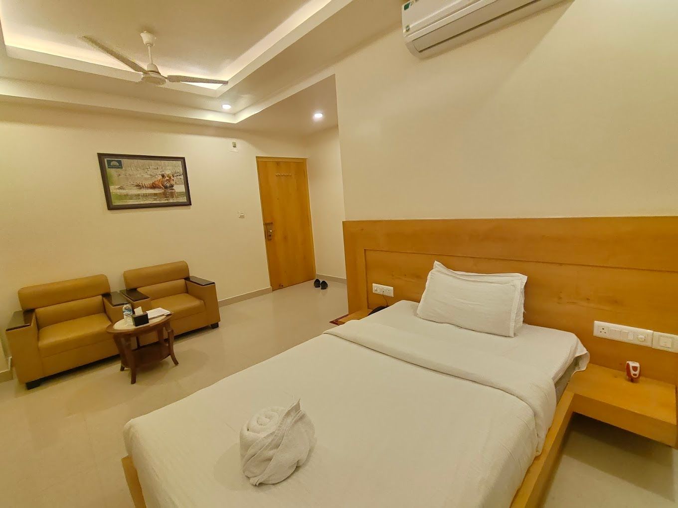 Hotel Grand Lotus Dimapur Deluxe King Non AC Room (King bed) 3