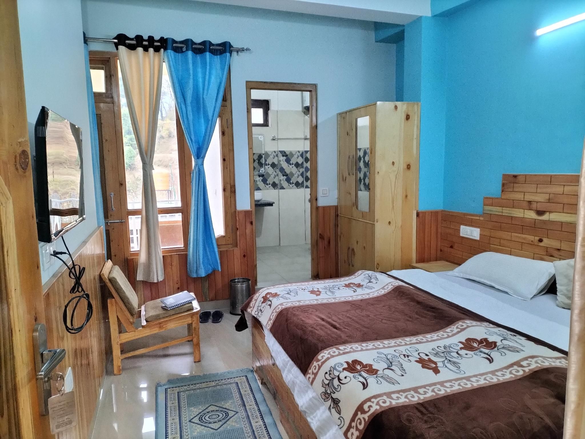 Deluxe Double Room with Balcony and Mountain view