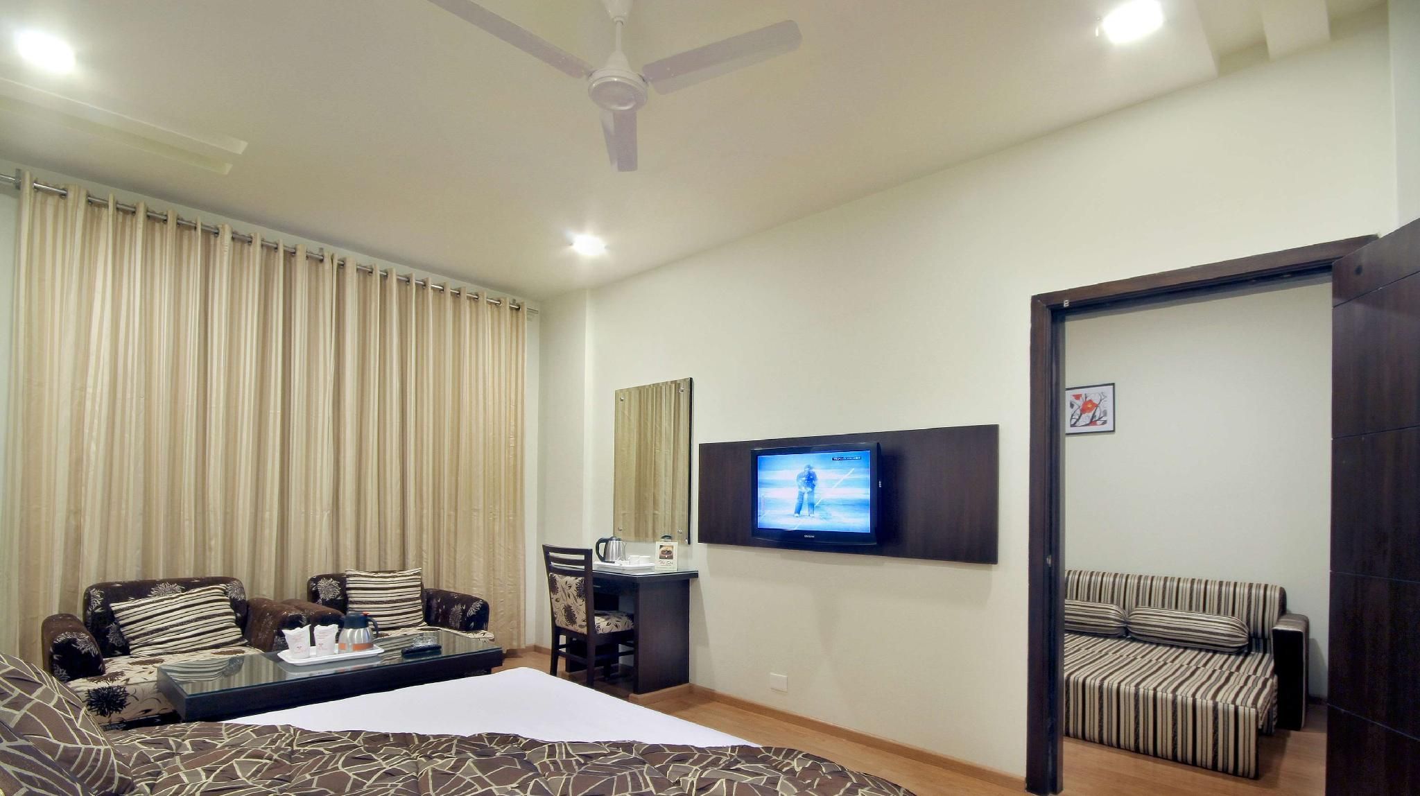 SUITE-1 KING BED,NSMK,SOFABD,WIFI,REFRIG,SHOWR,HAIR,FULL BREAKFAST
