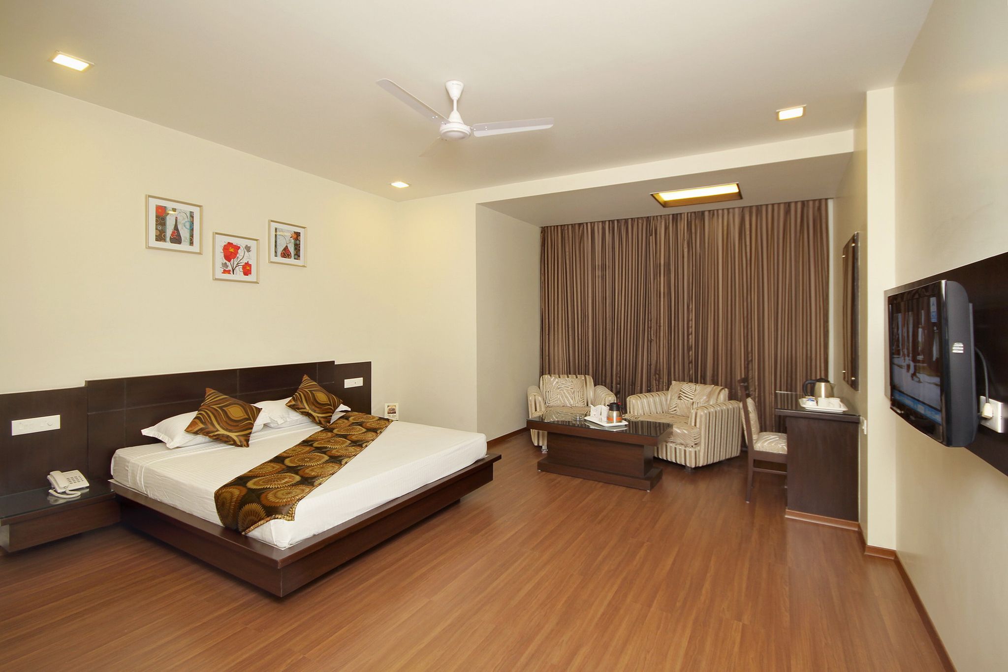 1 King Bed,Non Smoking,Deluxe Room,Refrigerator,Wifi,Coffee Maker,Hairdryer,Full Breakfast