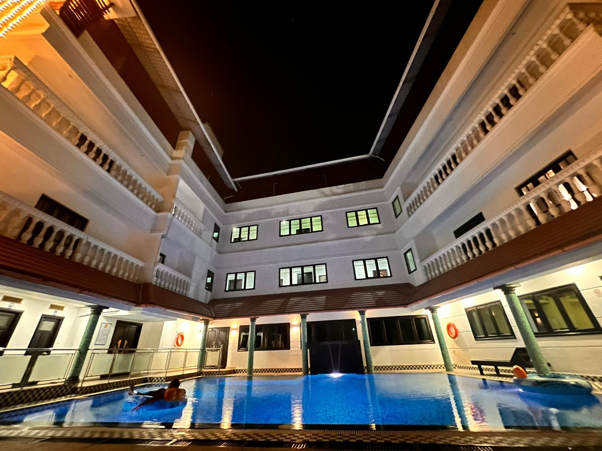 Swimming pool [outdoor]