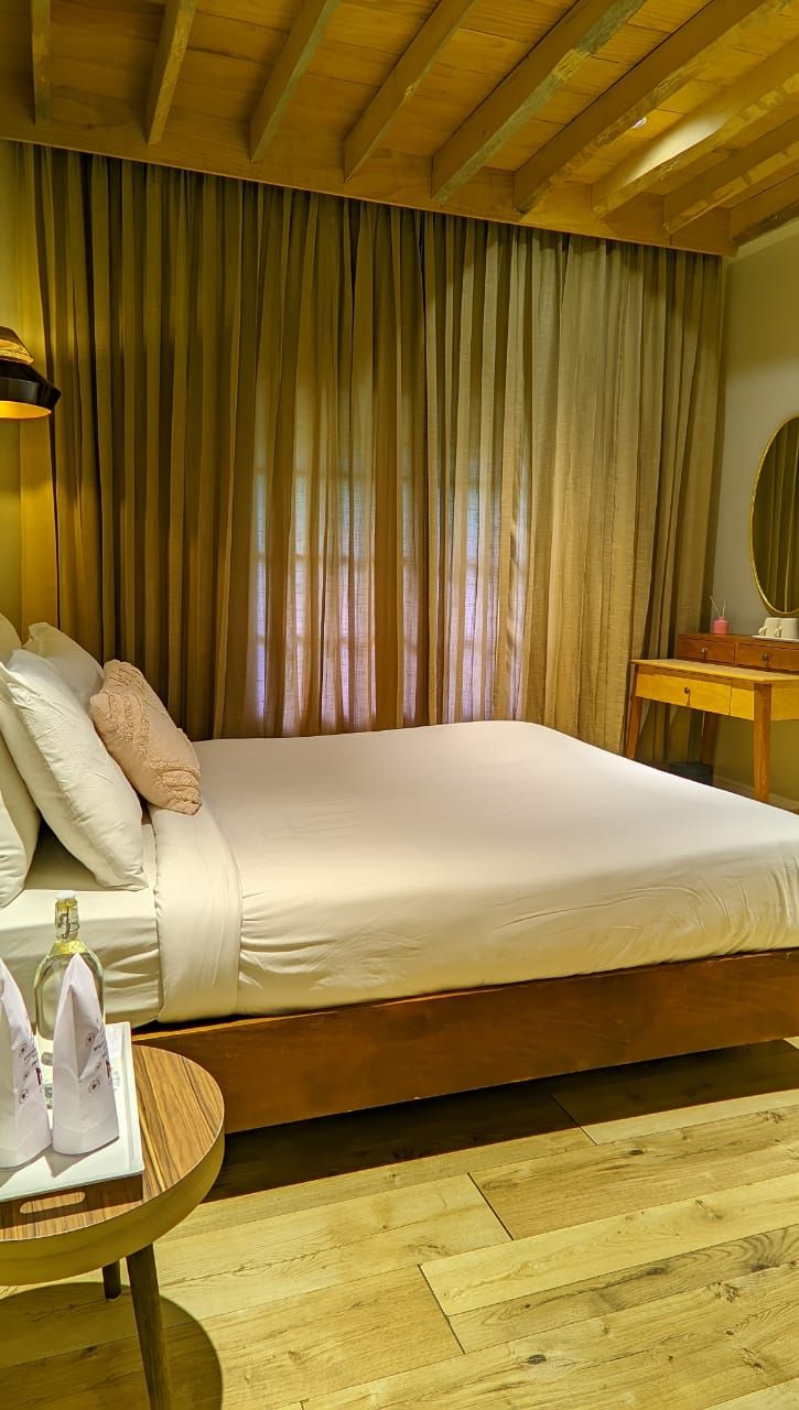 Meraki Maison Deluxe Room 6