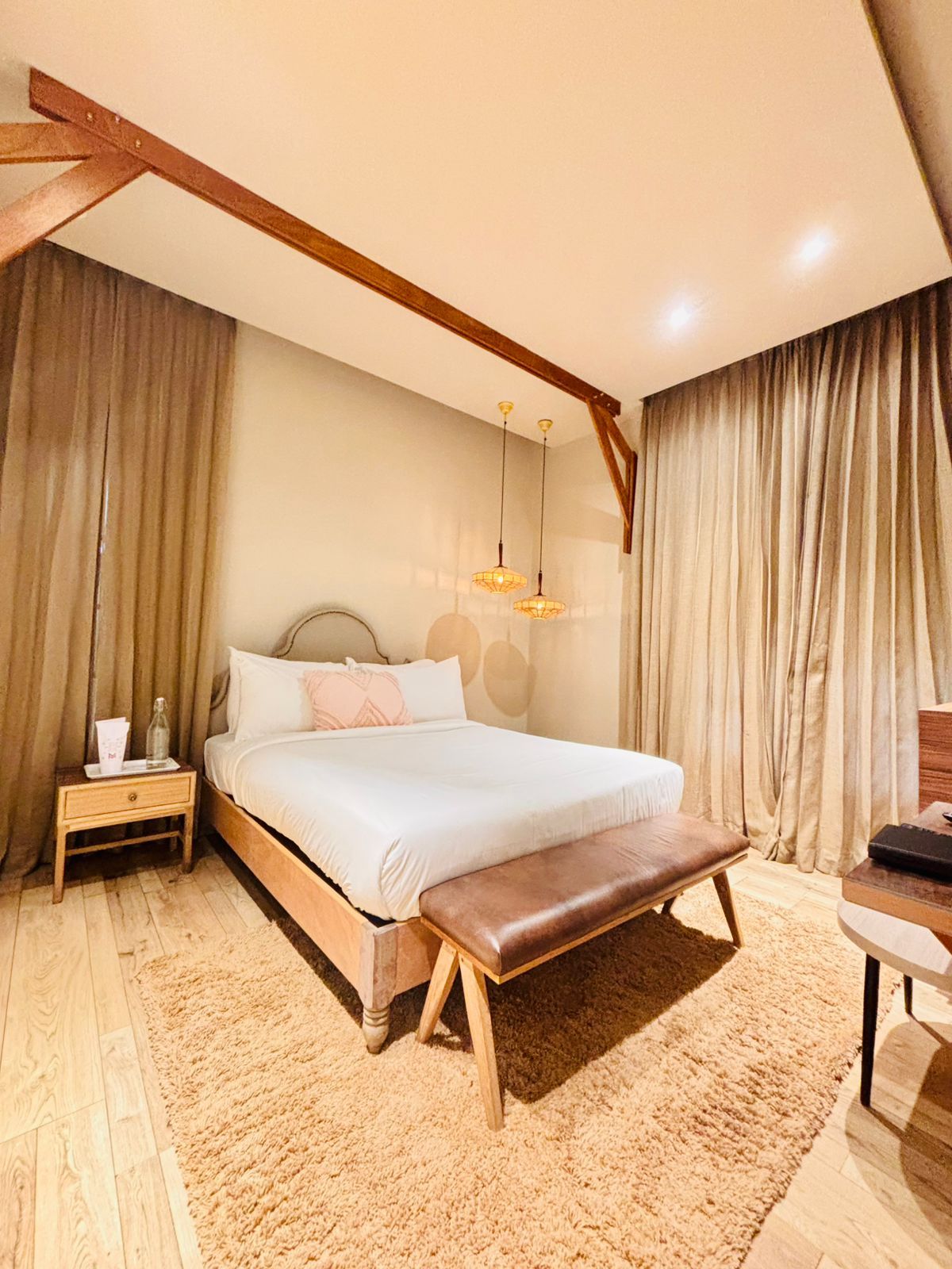 Meraki Maison Deluxe Room 8