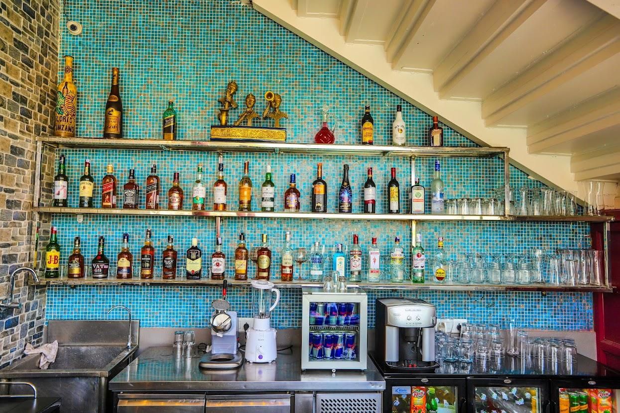 poolside bar