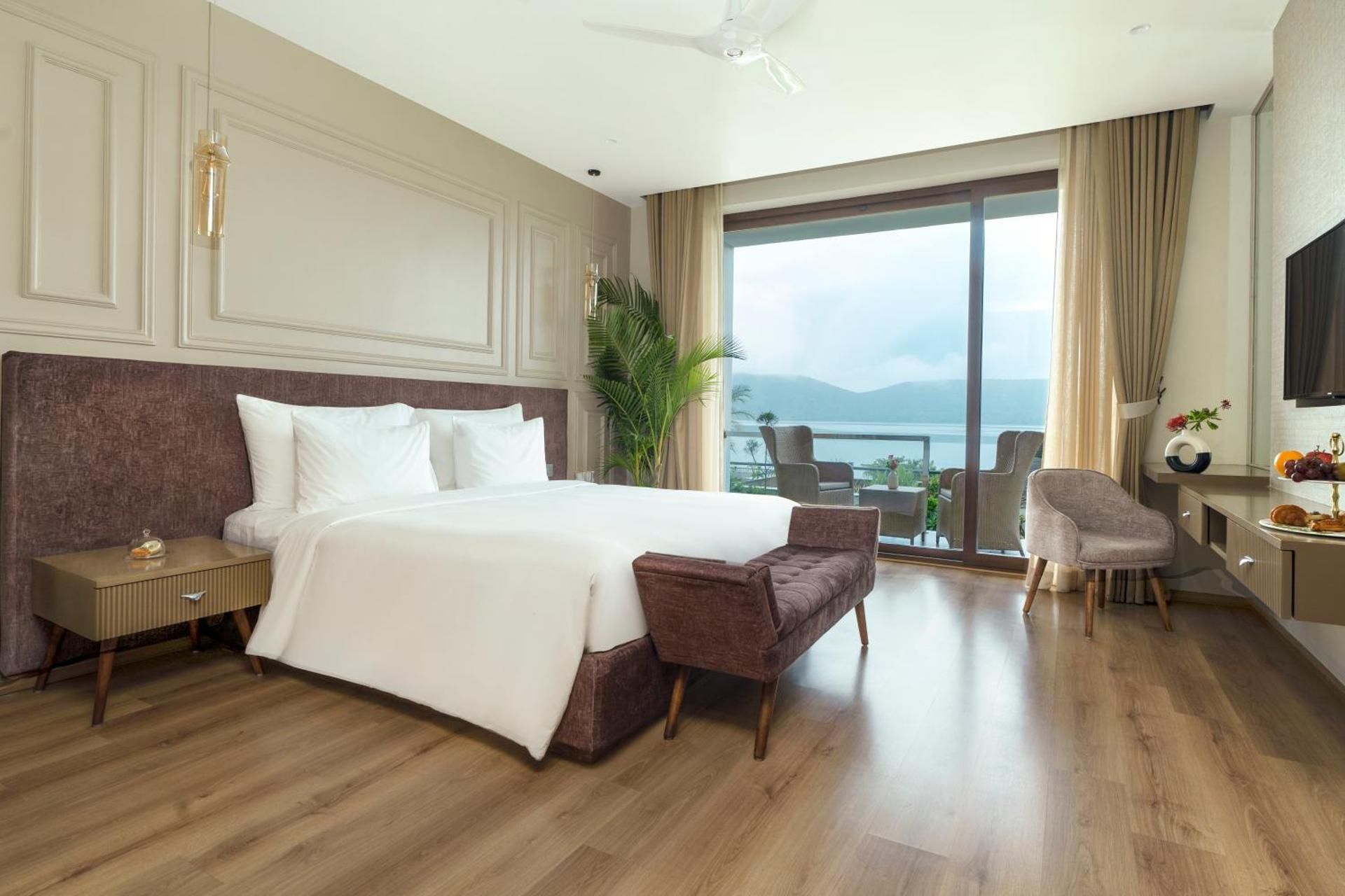 Lakefront Room with Private Garden