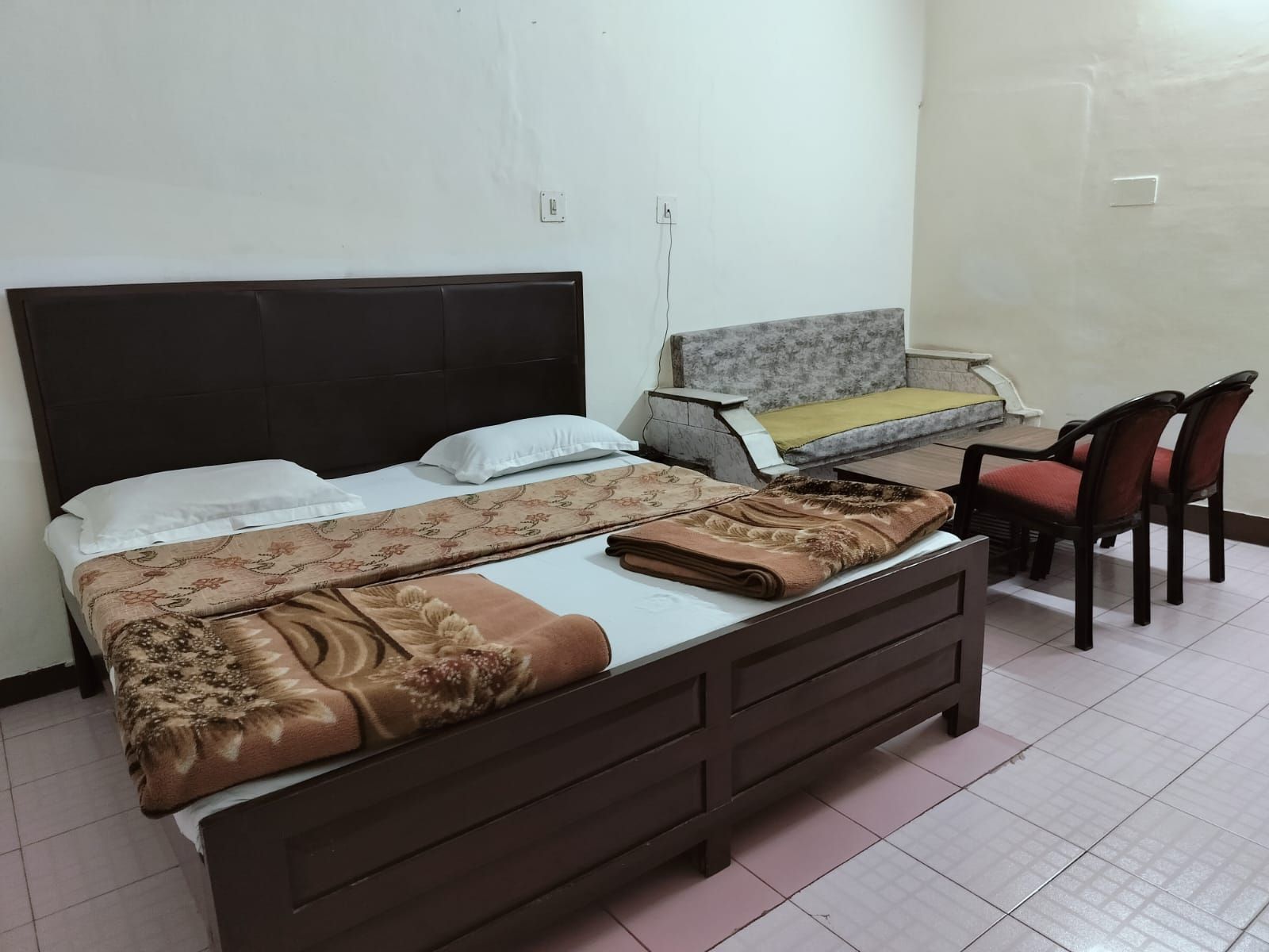 Deluxe Air Cooled Room