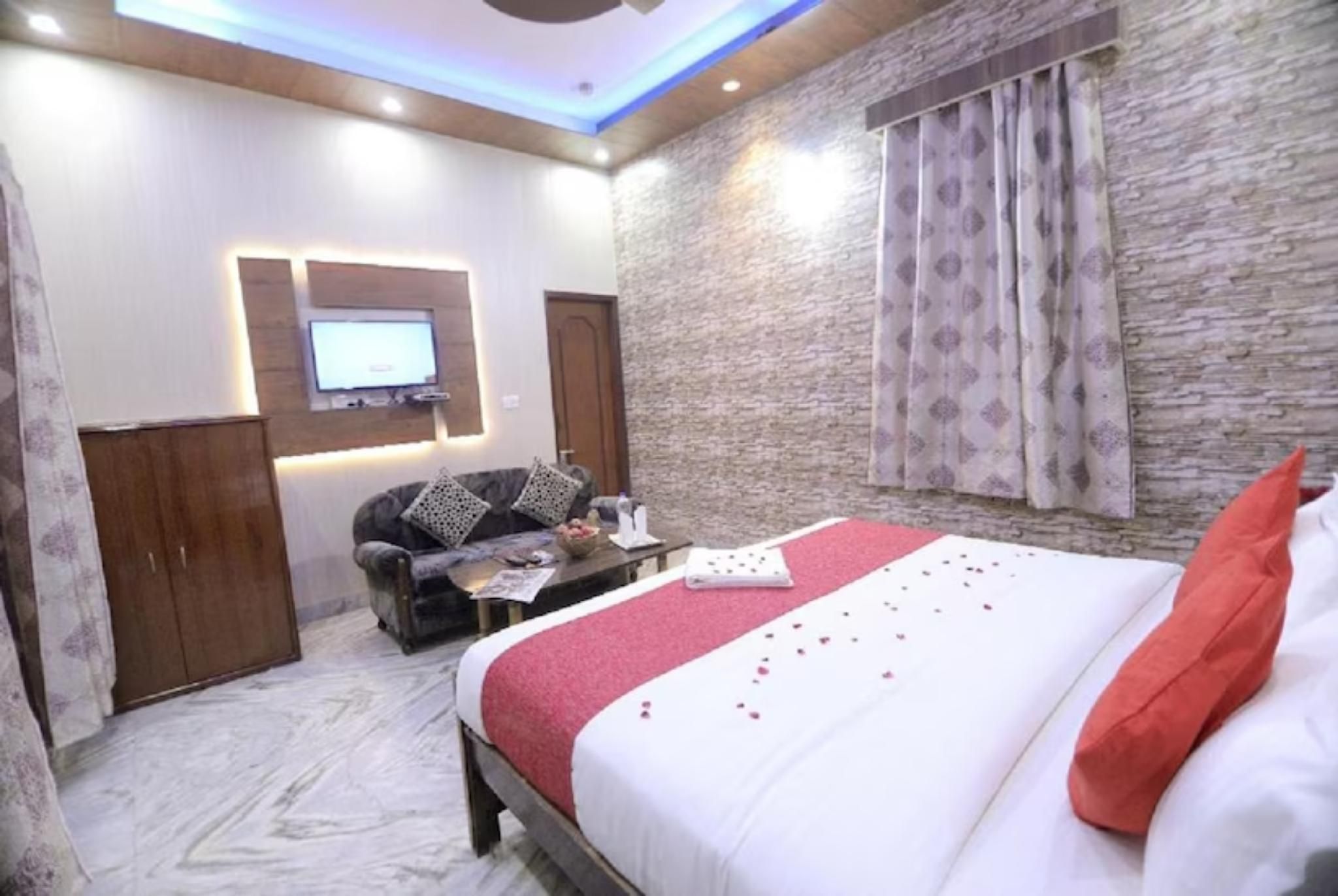 Goroomgo Rashmi Agra Deluxe Air Conditioning Room