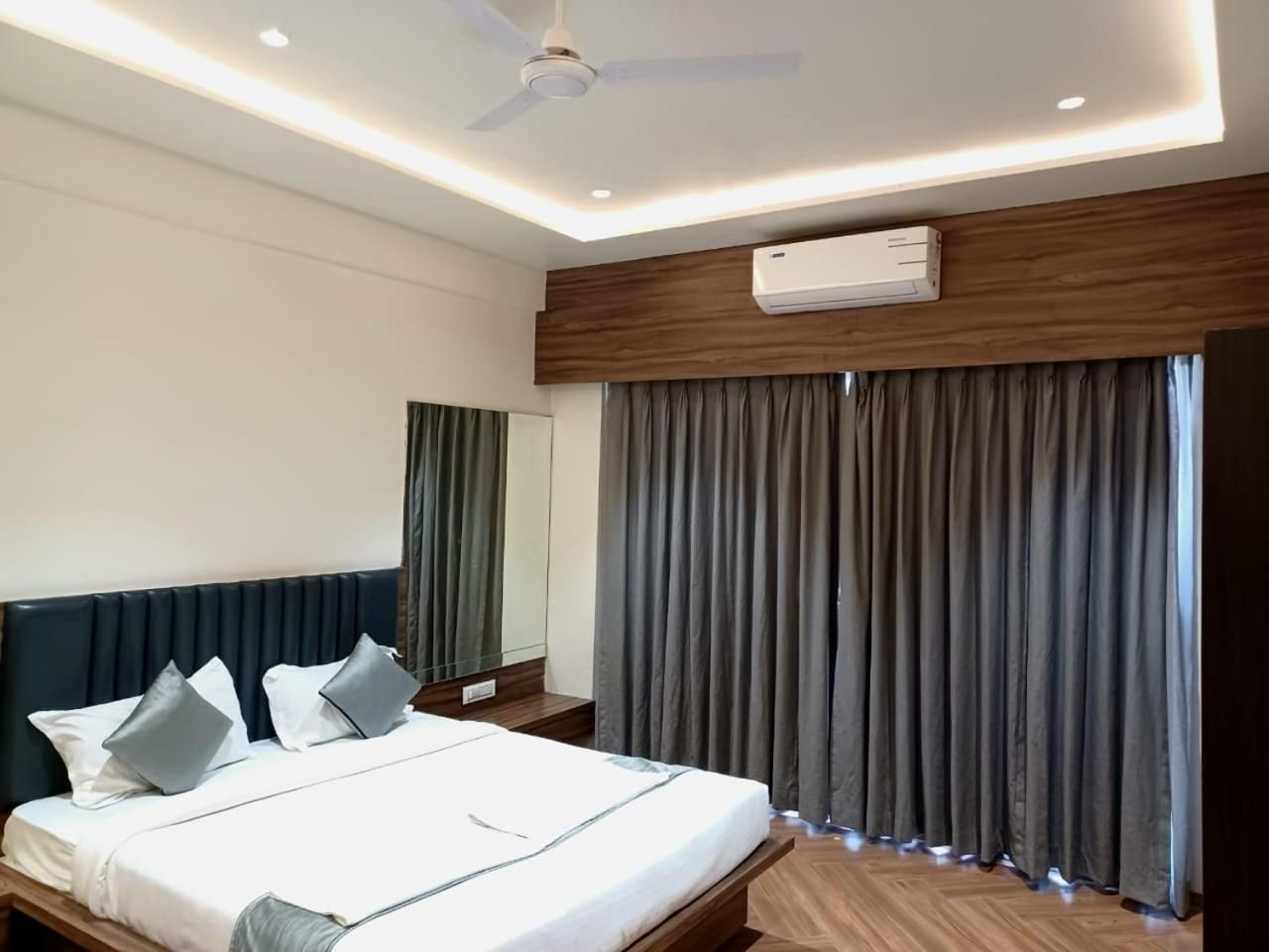Gold Room AC