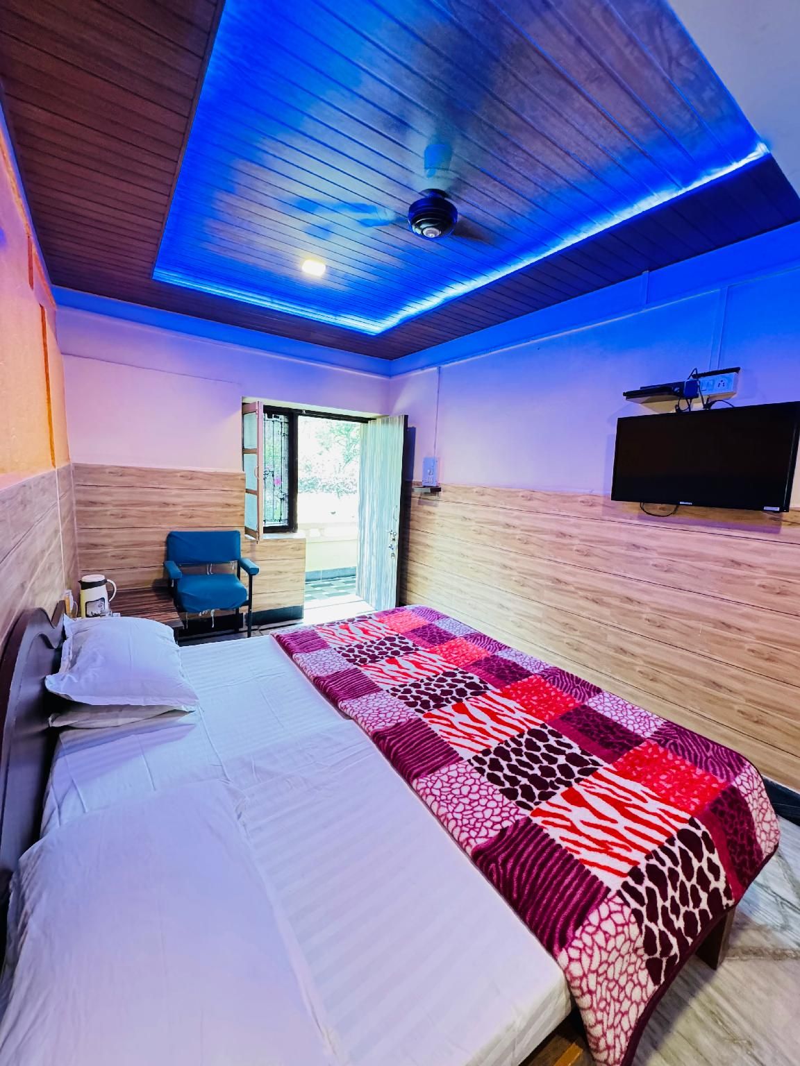 deluxe non- air conditioning room
