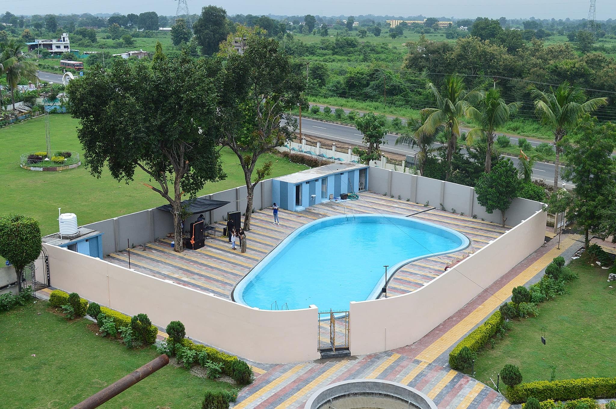 Swimming pool [outdoor]