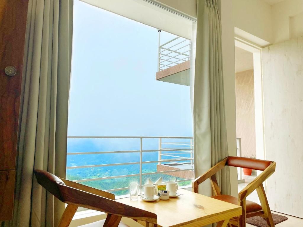 Onehouse Resort Lansdowne King Room with Mountain View 7