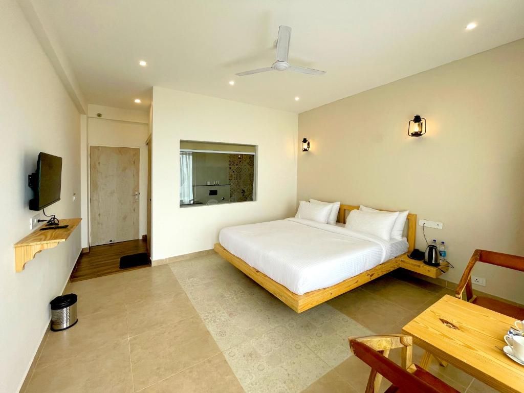 Onehouse Resort Lansdowne King Room with Mountain View 2
