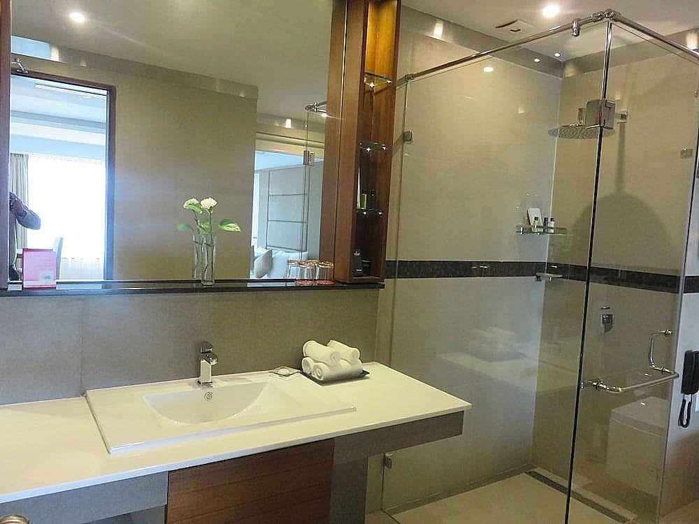 JUNIOR SUITE,1 KING BED,LAKE VIEW