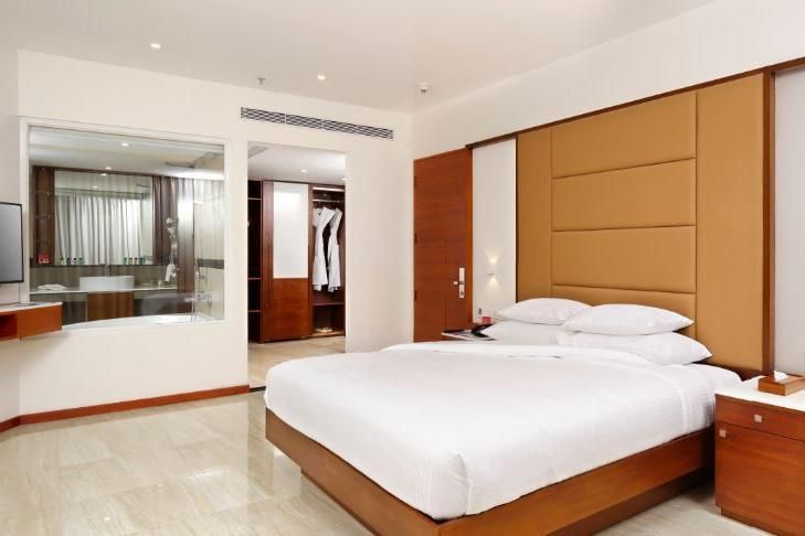 SINGLE Superior 1 King Bed Non Smoking Room