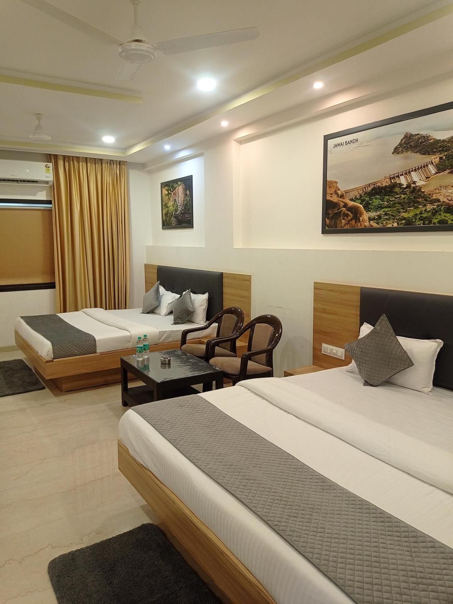 Super Deluxe Family Room