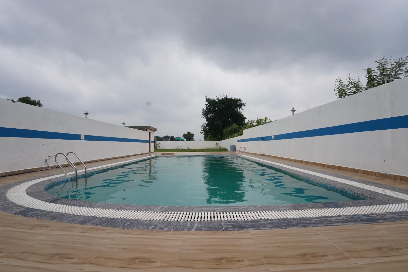 Swimming pool [outdoor]