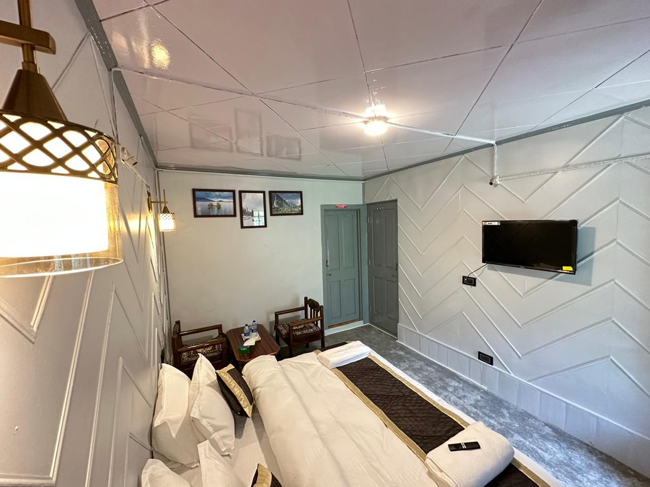 Waterfront Pine Pahalgam Mountain Deluxe Room