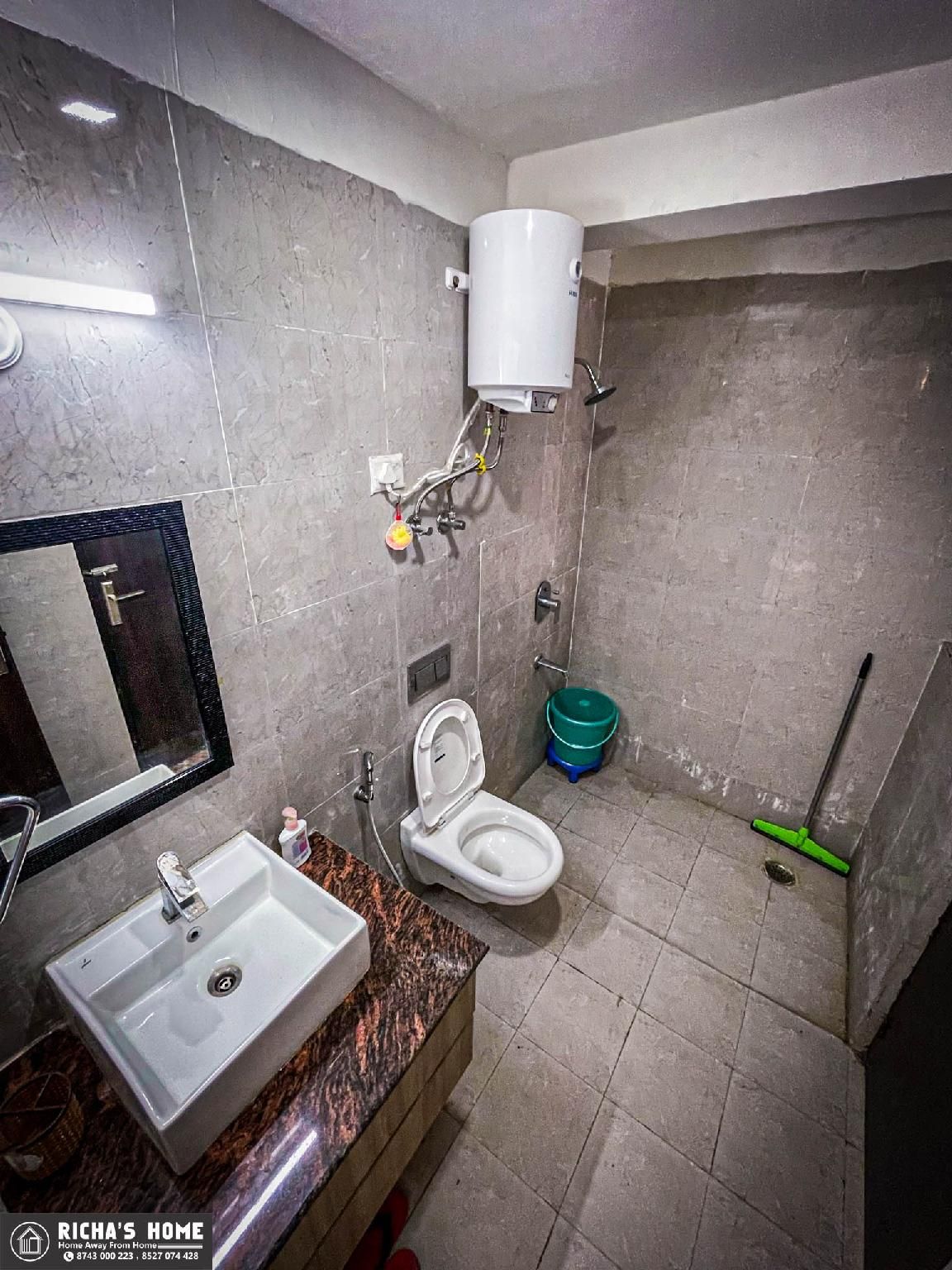 Richa's Home Family Room with King Bed