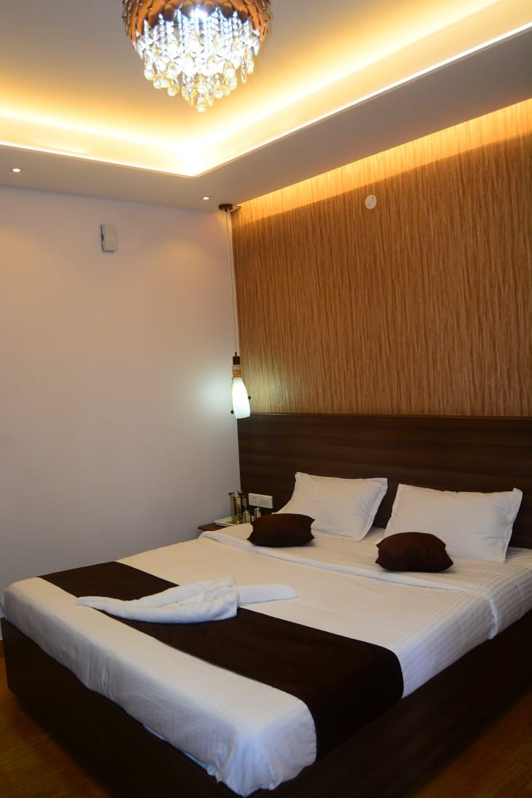 Vanam Holidays Deluxe Room 4