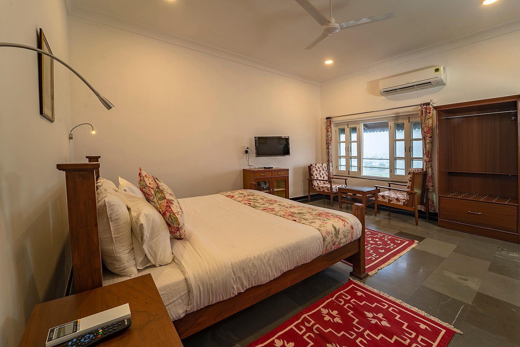 Lake View Room