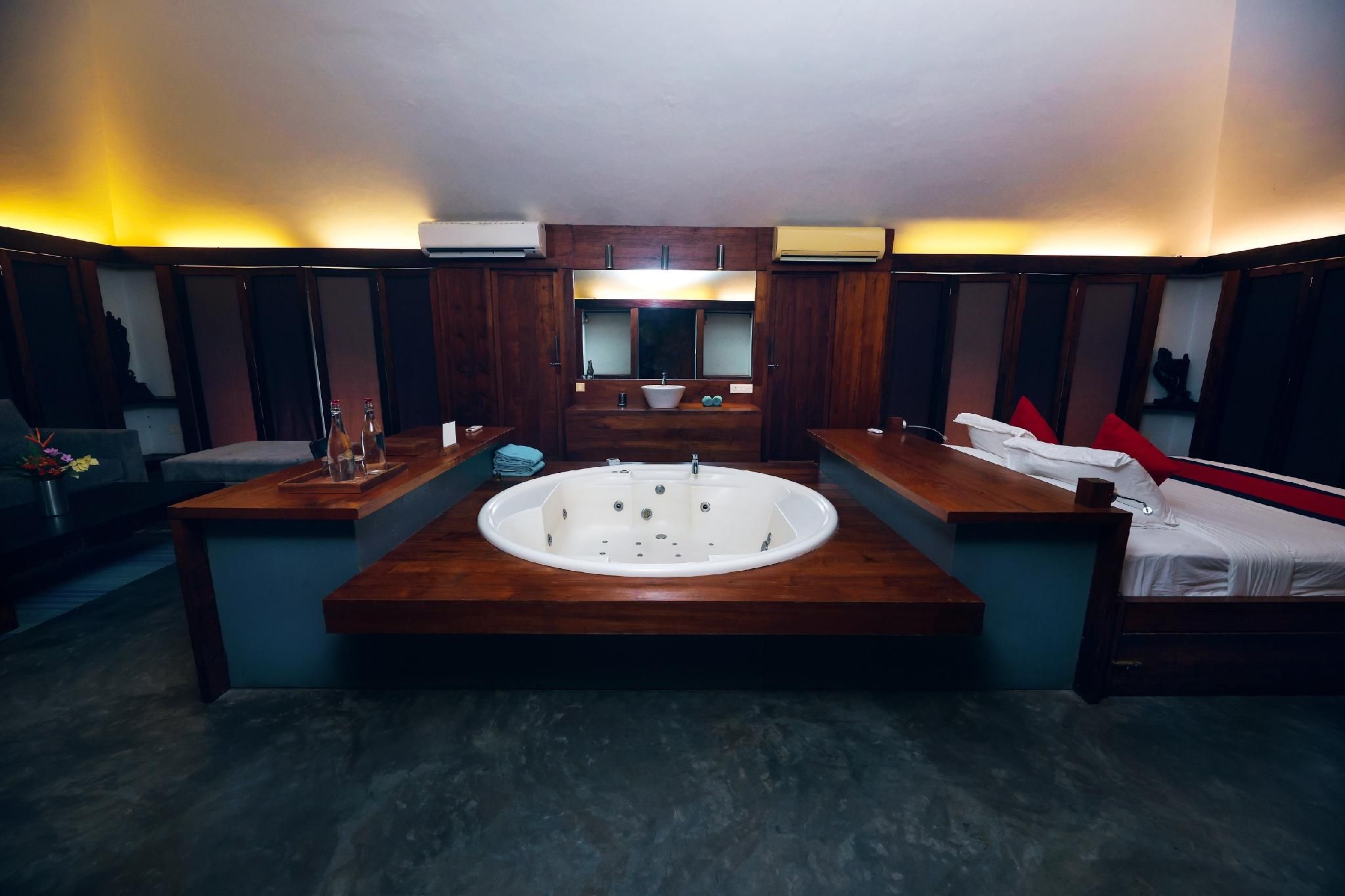 Honeymoon Suite with Indoor Jacuzzi