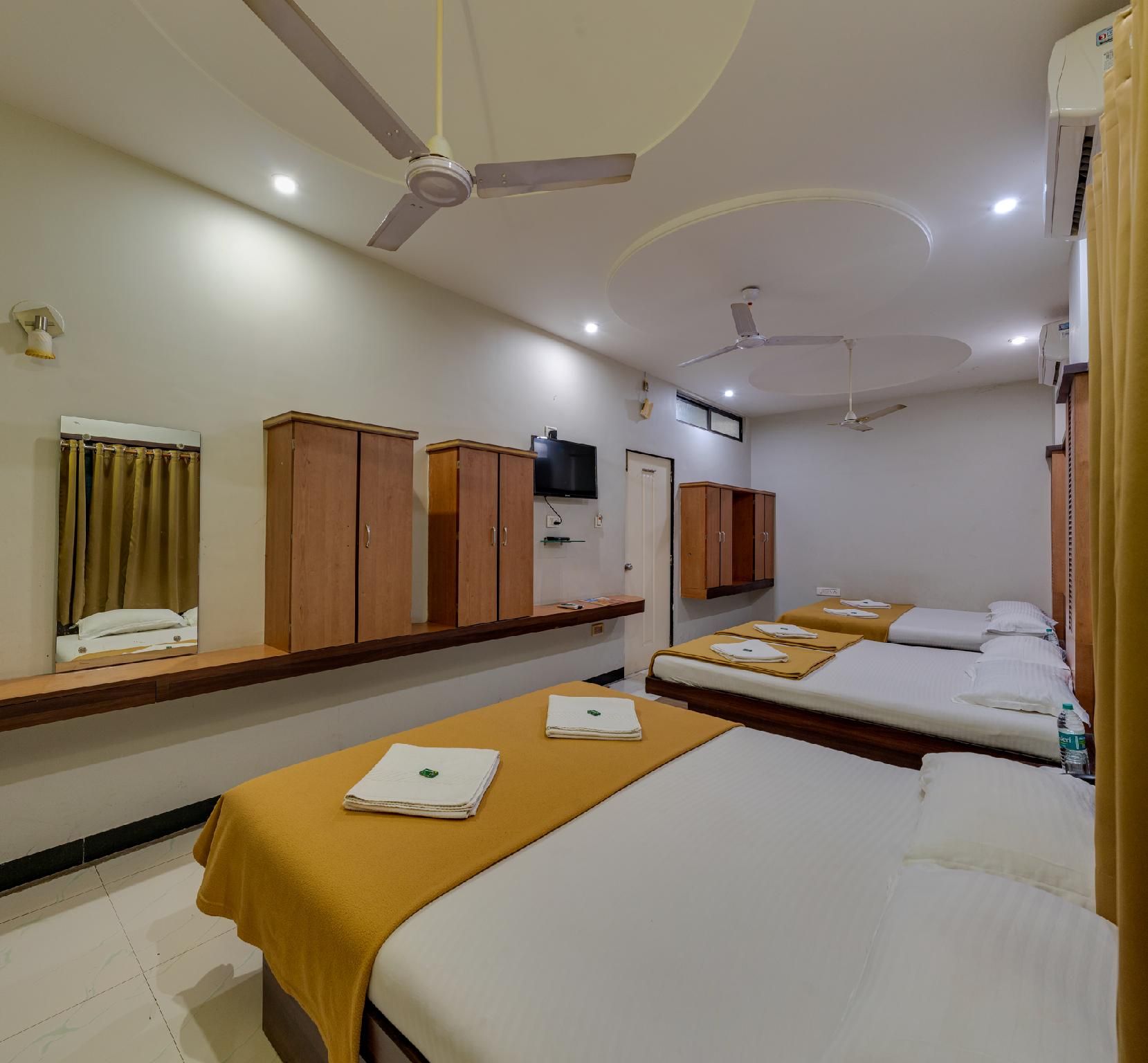 6-Bedroom Room without Air Conditioning