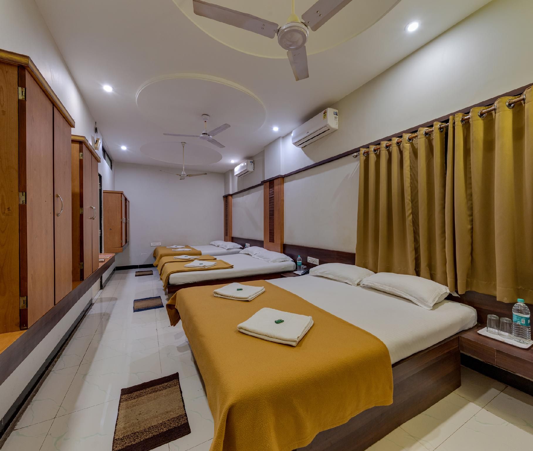 6-Bedroom Room with Air Conditioning